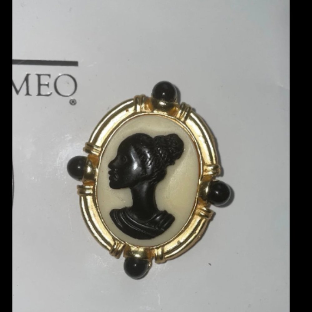 Vintage Black Cameo Brooch Similar to Coreen Simpson